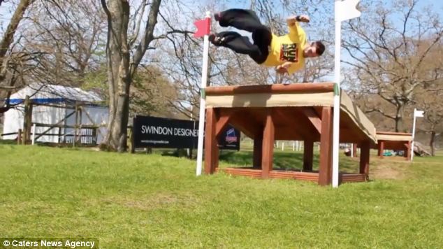 組圖：英“酷跑”男用雙腳完成馬術比賽