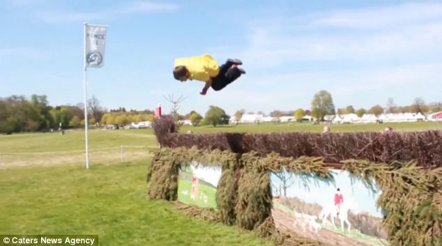 組圖：英“酷跑”男用雙腳完成馬術比賽