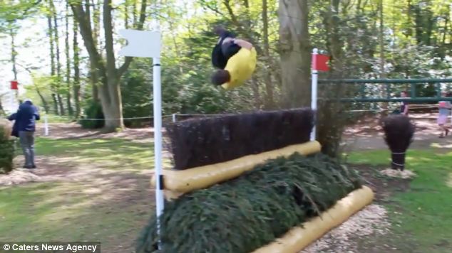 組圖：英“酷跑”男用雙腳完成馬術比賽