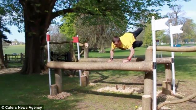 組圖：英“酷跑”男用雙腳完成馬術(shù)比賽