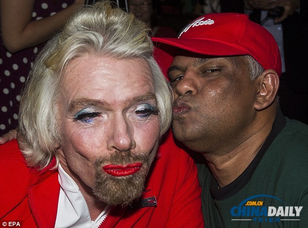 組圖：英億萬富翁愿賭服輸扮成性感空姐