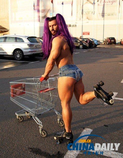 俄羅斯猛男雷人裝現身街頭 獲封男神GaGa