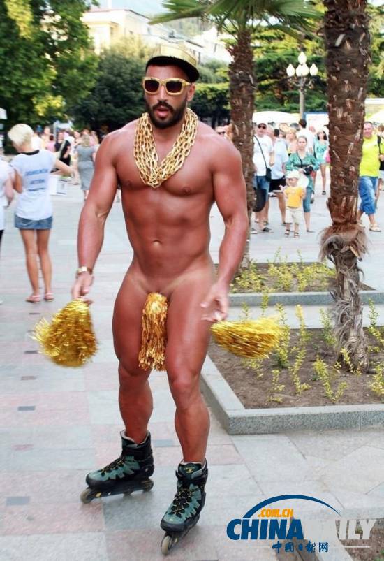 俄羅斯猛男雷人裝現身街頭 獲封男神GaGa