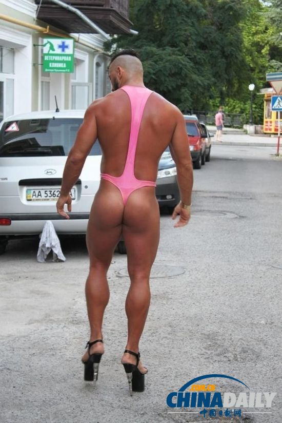 俄羅斯猛男雷人裝現身街頭 獲封男神GaGa