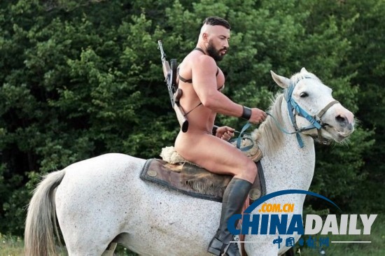 俄羅斯猛男雷人裝現身街頭 獲封男神GaGa