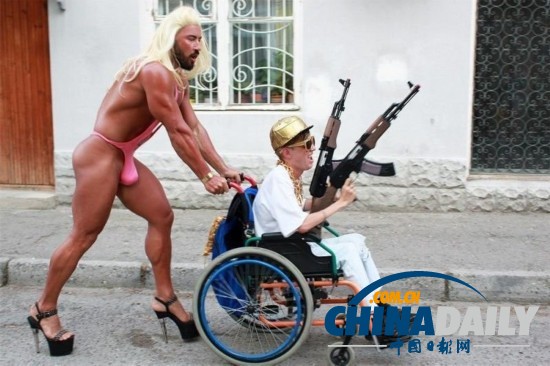 俄羅斯猛男雷人裝現身街頭 獲封男神GaGa