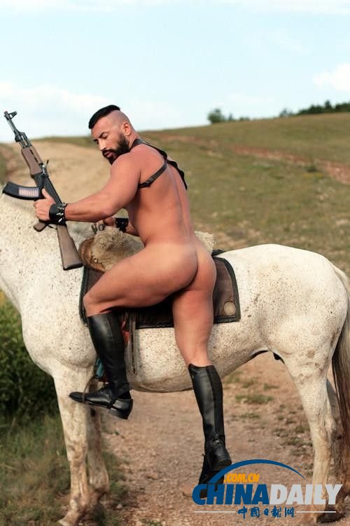 俄羅斯猛男雷人裝現身街頭 獲封男神GaGa