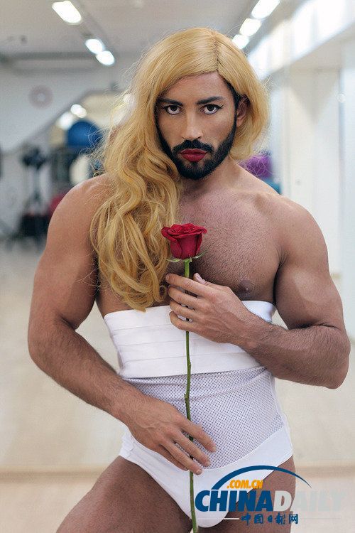 俄羅斯猛男雷人裝現身街頭 獲封男神GaGa