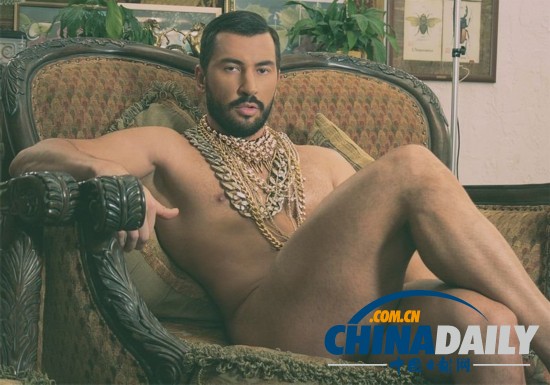 俄羅斯猛男雷人裝現身街頭 獲封男神GaGa