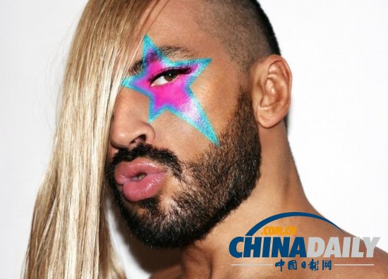 俄羅斯猛男雷人裝現身街頭 獲封男神GaGa