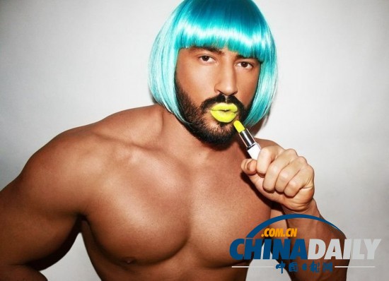 俄羅斯猛男雷人裝現(xiàn)身街頭 獲封男神GaGa