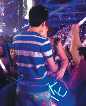 女女粉絲在周杰倫演唱會(huì)上激吻求婚（圖）