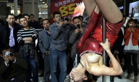 靚麗車模驚艷武漢華中車展 盤點車模“妖孽”造型