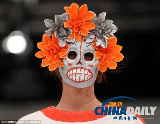 英畢業時裝周現針織衣骷髏面具（圖）