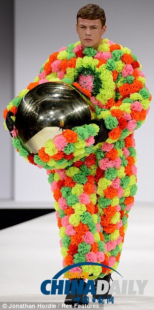 英畢業時裝周現針織衣骷髏面具（圖）