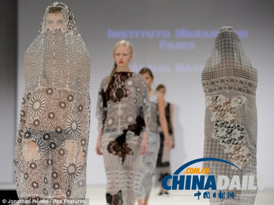 英畢業時裝周現針織衣骷髏面具（圖）