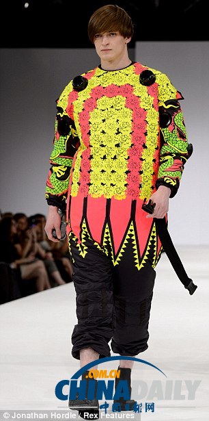 英畢業時裝周現針織衣骷髏面具（圖）