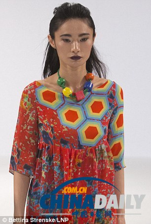 英畢業時裝周現針織衣骷髏面具（圖）