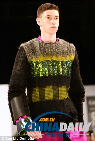 英畢業時裝周現針織衣骷髏面具（圖）