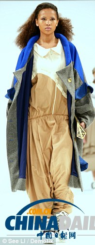 英畢業時裝周現針織衣骷髏面具（圖）