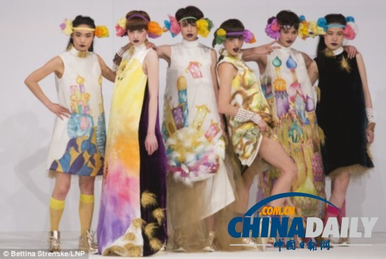 英畢業(yè)時裝周現針織衣骷髏面具（圖）