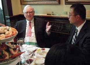 巴菲特午餐會定價縮水 網友:人變聰明不好忽悠了