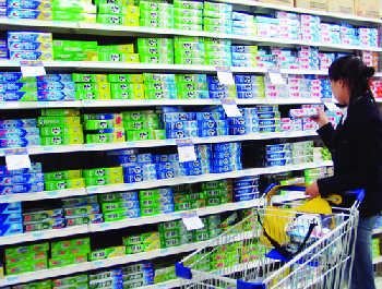 巴菲特午餐會(huì)定價(jià)縮水 網(wǎng)友:人變聰明不好忽悠了