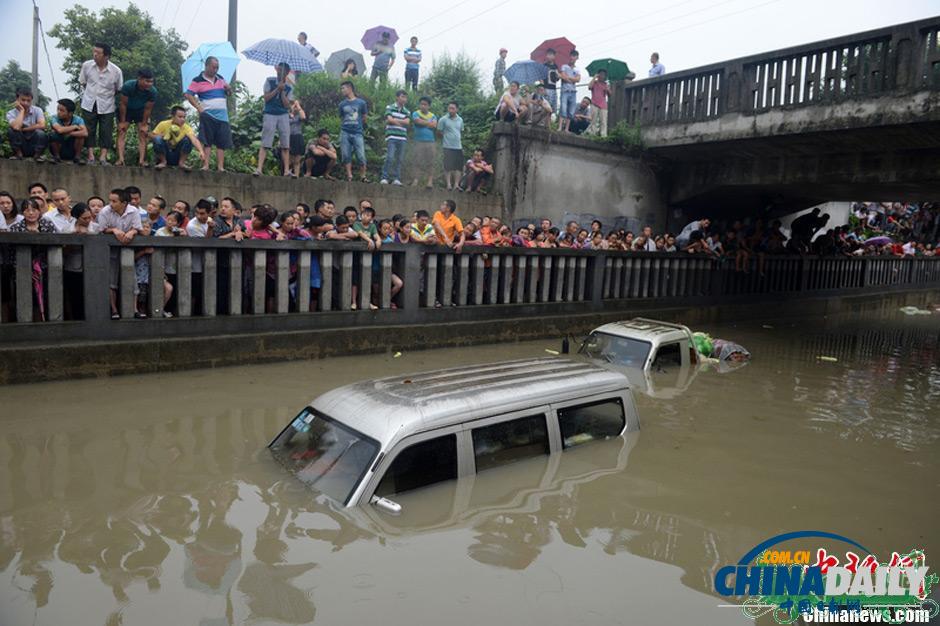 成都暴雨“看海” 涵洞積水車輛慘遭沒頂