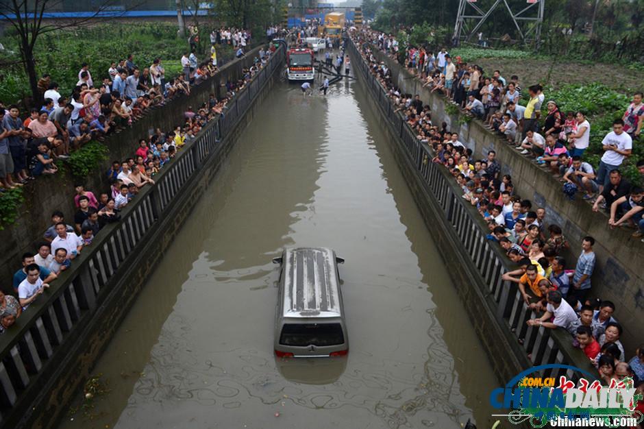 成都暴雨“看海” 涵洞積水車輛慘遭沒頂