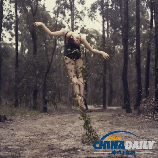 女?dāng)z影師自拍絕美森林起舞照