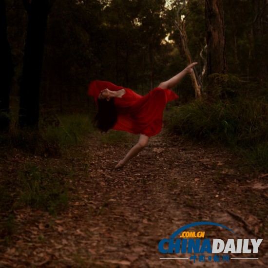 女?dāng)z影師自拍絕美森林起舞照