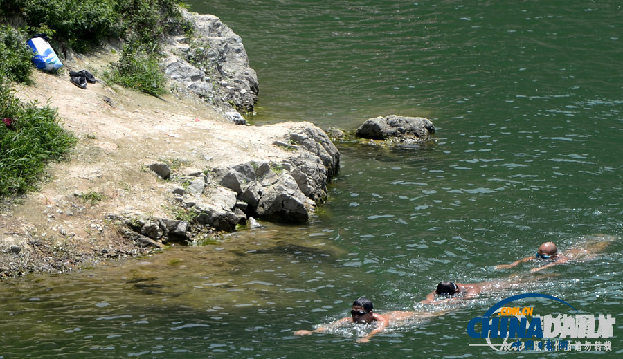 濟(jì)南現(xiàn)“天體浴場(chǎng)” 清泉碧波裸男排成行