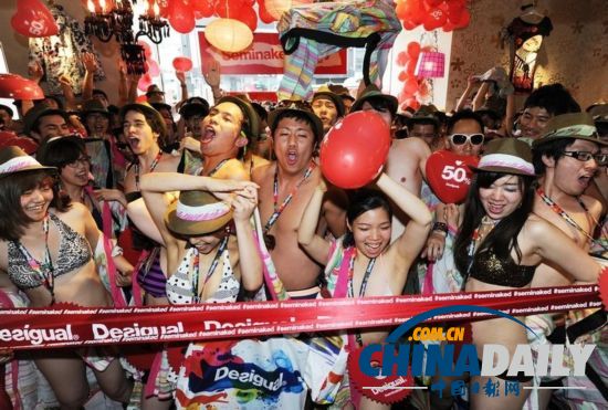 世風(fēng)日下！日本多名女子穿比基尼參加促銷(xiāo)活動(dòng)