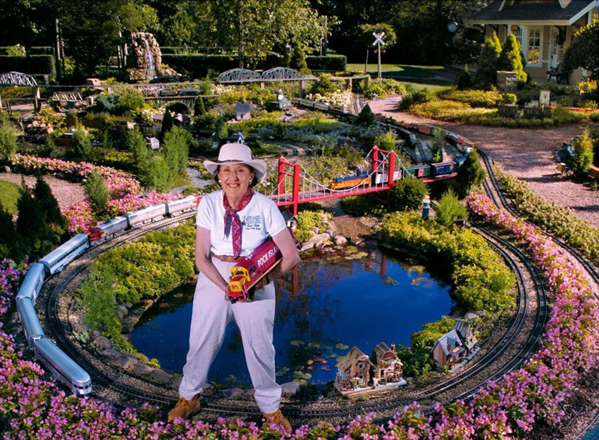 組圖：美一女子開放巨型火車模型莊園