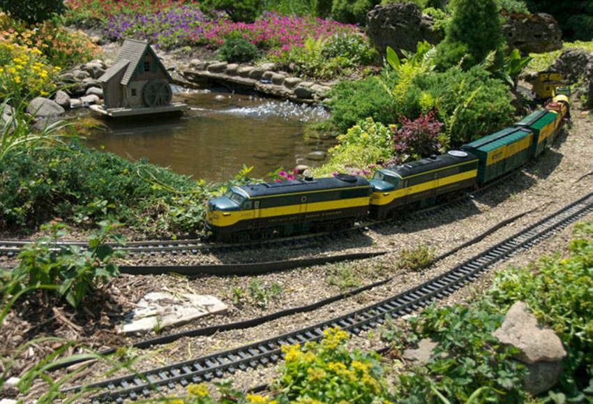 組圖：美一女子開放巨型火車模型莊園