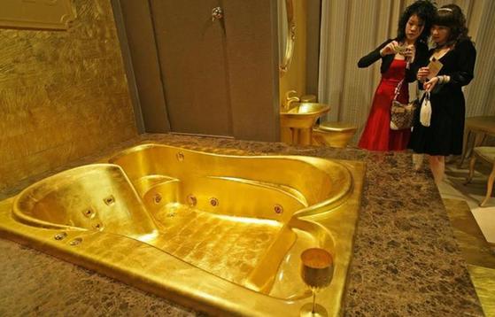 Gold Bathtub 土豪金iPhone 5s大賣催生黃金浴缸及內衣