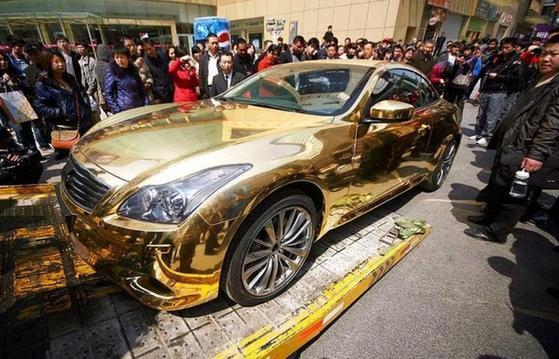 Gold Car 土豪金iPhone 5s大賣催生黃金浴缸及內衣