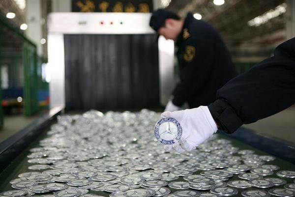 杭州海關(guān)查扣1600個(gè)涉嫌侵權(quán)奔馳車標(biāo)