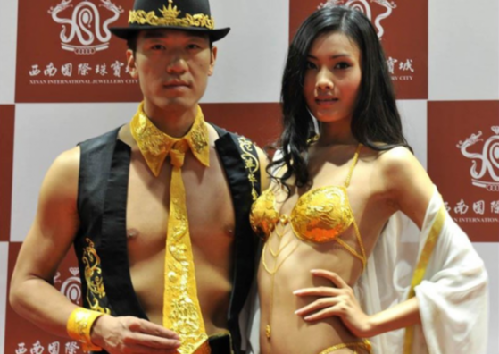 Gold underwear 土豪金iPhone 5s大賣催生黃金浴缸及內衣