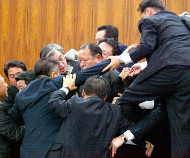 日議員養老金議案相爭打作一團