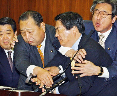 日議員養老金議案相爭打作一團