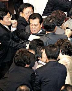 日議員養老金議案相爭打作一團