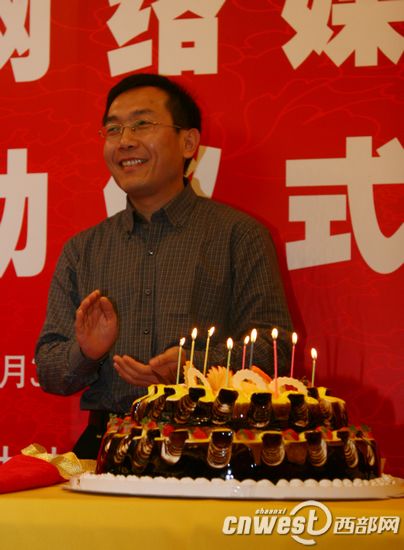 百名記者為壽星慶生 記者感受“回家”的溫暖