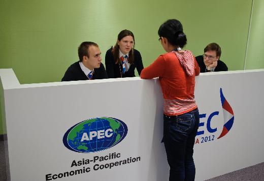 一名媒體工作人員在服務臺咨詢