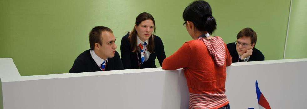 一名媒體工作人員在服務臺咨詢