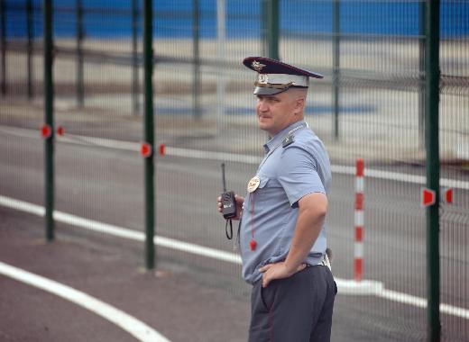 一名警察在APEC峰會會場入口關卡附近巡視