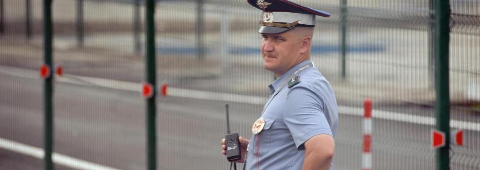 一名警察在APEC峰會會場入口關卡附近巡視