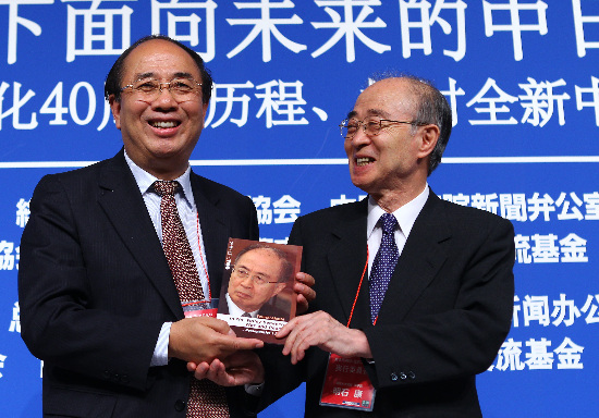 明石康送趙啟正他自己出版的圖書