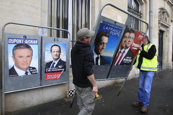 工作人員移走一個競選海報專用欄