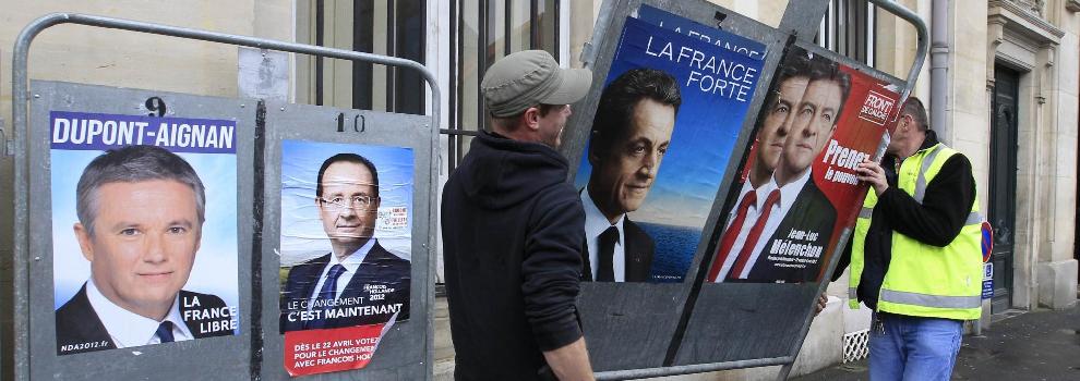 工作人員移走一個競選海報專用欄